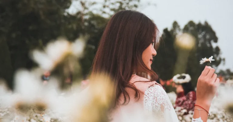 7 Signs of A Female Narcissist (7 Types of Signs)