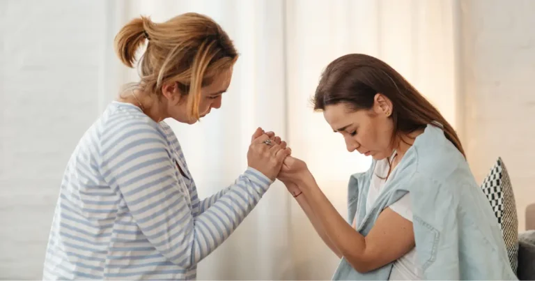 Here Are the Right and Effective Words to Comfort A Grieving Friend, Along with Guidance on What to Say & What to Avoid