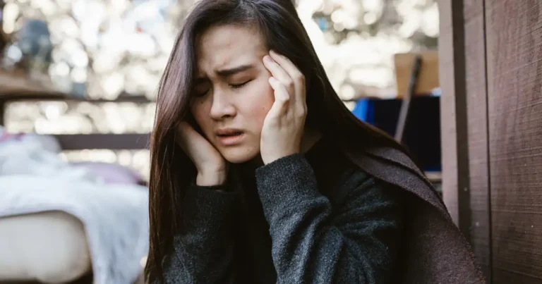 Why Do I Feel Like Everyone Hates Me? 10 Psychological Factors + Effective steps to overcome this